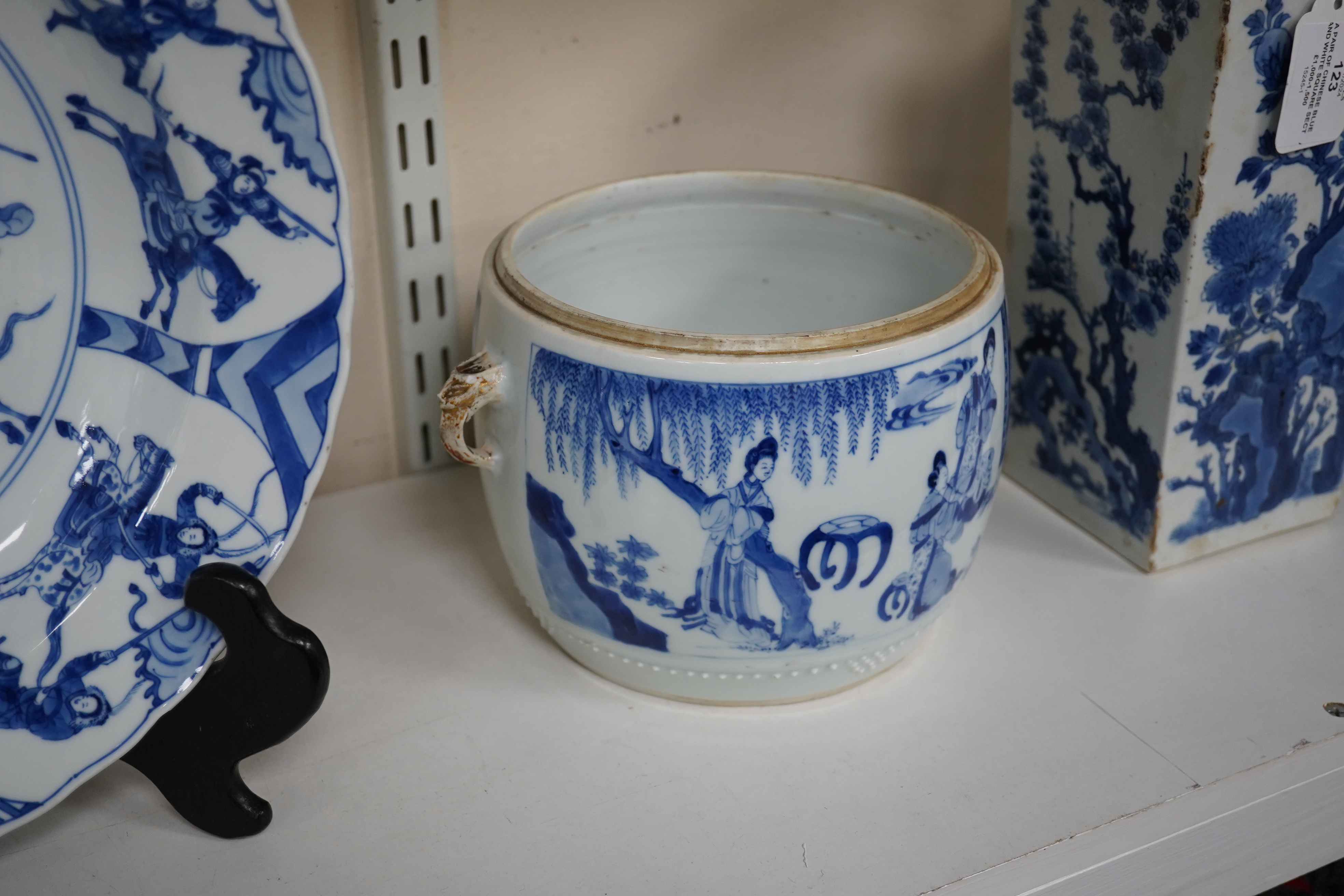 A Chinese blue and white 'Four Beauties' drum-shaped jar and cover, Kangxi period (1662-1722)